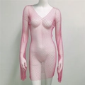 Detailopname van glinsterende strass-steentjes op roze visnetjurk met lange mouwen - Eén Maat / Rozerood