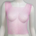 Détails rapprochés d'un haut en résille rose avec strass brillants et motifs diamant - M / Col carré / Rose