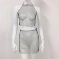 Detalle de un conjunto de dos piezas de rejilla negra con pedrería, top halter y minifalda - Talla única / Negro