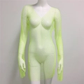 Détail de la robe en résille vert néon avec strass scintillants et texture évidée - Col en V / Vert