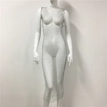 Détails d'une robe en résille à strass argentés avec une structure ajourée sexy et chic - Taille unique / Argent Col Rond