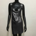 Detail van zilveren pailletten mini-jurk met metallic mesh textuur en diepe V-halslijn - S / Zwart