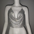 Vista dettagliata del top a schiena scoperta in maglia metallica argento con paillettes e scollo - S / Argento Con Strass