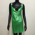 Detail van de glanzende groene metalen gaasstof en pailletten textuur op de feestjurk - S / Groen
