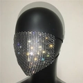 Dettaglio della maschera di moda con strass densi su rete nera e passanti per le orecchie - Nero