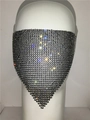 Detail van fonkelend strass-masker met zwarte driehoekige netstructuur voor feestjes - Dichte Strass Stijl (GC050) / Zwart
