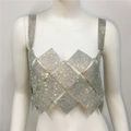 Dettaglio di un crop top di lusso con strass e maglia metallica a rombi e gemme scintillanti - Taglia unica / Argento