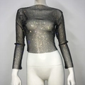Dettaglio di crop top in rete nera con strass colorati scintillanti su un manichino - Taglia unica / Blazer Nero