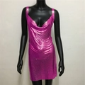 Detail des hot pinken Paillettenkleids mit schimmernder Metallstruktur und Wasserfallausschnitt - Fuchsia