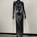 Detailansicht der silbernen Pailletten am Neckholder-Kleid für Abendpartys und Clubs - S / Schwarz
