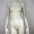 Dettaglio del crop top a maniche lunghe in rete con strass scintillanti e scollo tondo - Taglia unica / Blazer Bianco