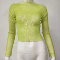 Dettaglio macro del top a rete verde fluorescente con strass scintillanti e maniche lunghe - Taglia unica / Top Verde Fluorescente