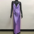 Detailaufnahme des violetten Metallgewebes an einem rückenfreien Halter-Maxikleid - S / Lila