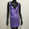 Nahaufnahme von lila Paillettenstoff mit Metallnetz-Textur am Mini-Kleid mit Wasserfallausschnitt - Lila