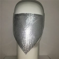 Detailopname van glanzend zilveren strass-masker met fonkelende metalen pailletten - Metalen Pailletten Stijl (GC051) / Zilver