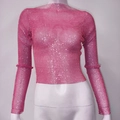 Dettaglio del crop top in rete rosa con strass scintillanti e maniche lunghe aderenti - Taglia unica / Blazer Rosa Rossa