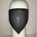 Detail van zwart metalen mesh gezichtsmasker met glimmende lovertjes in een bandana-stijl - Metalen Pailletten Stijl (GC051) / Zwart
