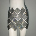 Detailansicht des Strass-Minirocks mit Metallnetz-Struktur und Ketten-Gürtel - Rauten-Patchwork-Stil (5149059594936) / Schwarzer Rock