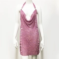 Dettaglio dell'abito in maglia metallica rosa con paillettes, ritagli laterali e strass - Rosa