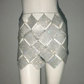Detailansicht des glitzernden Minirocks mit silbernen Strass-Rauten und Netzstruktur - Rauten-Patchwork-Stil (5149059594938) / Silberner Minirock