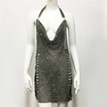 Detail van sexy halter-mini-jurk met kleurrijke strass-steentjes en uitsnijdingen - S / Zwart