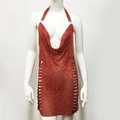 Dettaglio dell'abito in maglia di strass rossi con scollo a cappuccio e ritagli - Rosso