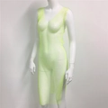 Détail de la robe en maille vert fluo avec strass scintillants et fente latérale sur mannequin - Col en V / Vert Fluorescent