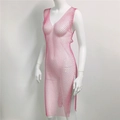 Détail d'une robe résille rose à strass avec fente latérale sur un mannequin blanc - Col en V / Rose rouge