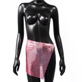 Dettaglio della minigonna rosa con paillettes metalliche e taglio asimmetrico da festa - S / Stile 1 Orlo Asimmetrico / Oro rosa