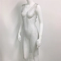 Détail d'une robe résille à strass brillants avec décolleté en V et fente latérale - Col en V / Argent