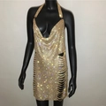 Detail des goldenen Strass-Netzkleids mit tiefem V-Ausschnitt und seitlichem Ausschnitt - S / Gold