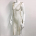 Détail d'une robe en maille strassée dorée avec fente latérale et décolleté en V - Col en V / Or