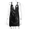 Detail van zwarte metalen mesh jurk met pailletten, gedrapeerde halslijn en glanzende stof - S / Zwart