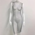 Gros plan sur une robe en résille argentée ornée de strass brillants sur tissu transparent - Taille unique / Midi Col Rond Sans Fente Noir