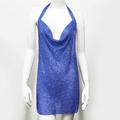Dettaglio dell'abito mini con paillettes blu reale, scollo a V e rete metallica lucida - S / Blu Reale