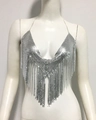 Detailansicht eines silbernen Pailletten-Tops mit Metallfransen und Neckholder-Ketten - Silber