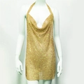 Dettaglio mini abito dorato con paillettes metalliche e scollo a cappuccio drappeggiato - S / Oro