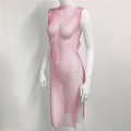 Detailweergave van de roze mesh-jurk met strass-steentjes, zijsplit en glanzende afwerking - Ronde hals / Rozerood