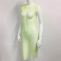 Détail de la robe de plage en maille jaune néon avec strass brillants et fentes latérales - Col rond / Vert Fluorescent