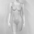 Vue détaillée de la robe en résille à strass montrant les textures de maille brillante - Gris Col Carré