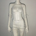 Dettaglio del top bikini in strass bianco perla con minigonna coordinata e lunghi guanti senza dita - Top E Pantaloni / Set di 3 pezzi / Bianco