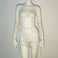 Dettaglio completo con strass a rete, top allacciato, minigonna e maniche lunghe - Set di 3 pezzi / Strass AB Bianco