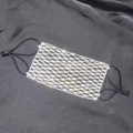 Makroaufnahme der silbernen Strass-Netzmaske auf schwarzem Satin mit glitzernden Details - Silbernes Netz Voller Strass Stil (Stil 4)
