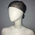 Vista dettagliata di un copricapo a rete nera stile boho con strass di cristallo lucidi - Cappello Bandana con Strass / Nero