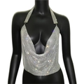 Dettaglio del top a schiena scoperta con paillettes argentate e scollatura morbida a V - Argento Stile 3
