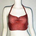 Dettaglio del top allacciato al collo rosso con strass e maglia metallica scintillante - Rosso