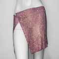 Détail d'une jupe en maille métallique rose doré avec strass brillants et chaîne latérale - Rose