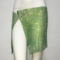 Détail d'une mini-jupe vert citron à strass scintillants avec fente haute asymétrique - Vert