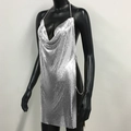 Detail van de zilveren metalen mesh jurk met pailletten en open rug met kettingen - S / Zilver