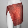 Détail d'une mini-jupe rouge en strass avec fente latérale et ceinture chaîne dorée - Rouge